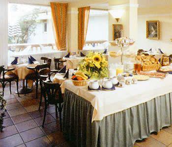 פפרונטן Hotel Flora מראה חיצוני תמונה